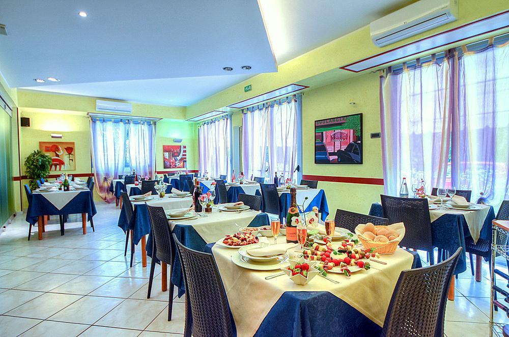 Hotel Claudia Loano Esterno foto